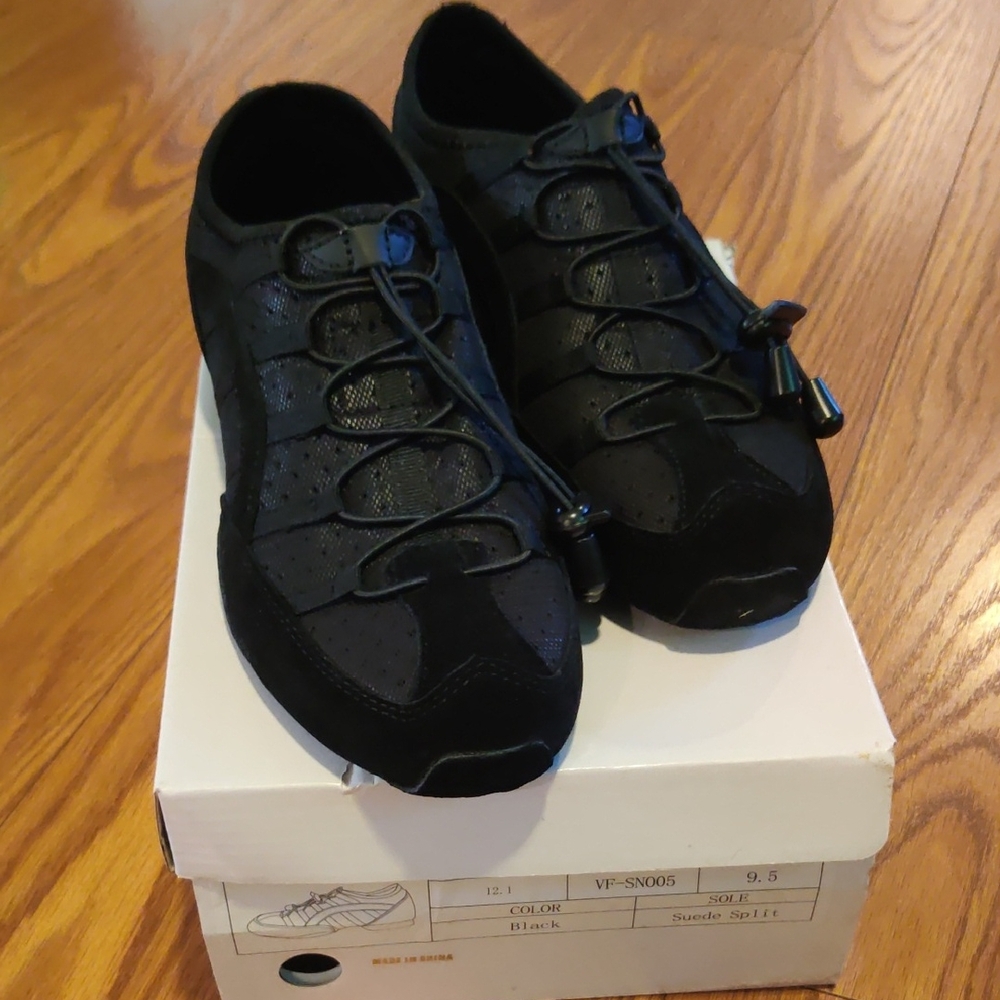 Very Fine Black Dancing Shoes Suede Split